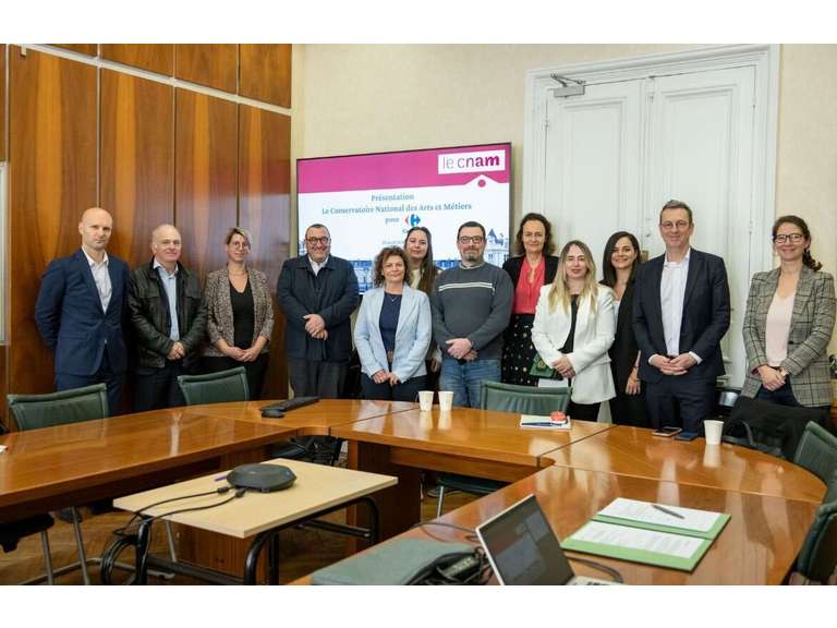 Former les leaders de demain dans la franchise : Carrefour et le CNAM unissent leurs forces !