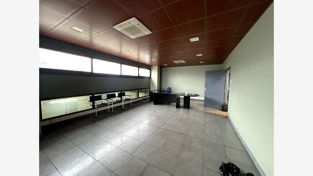Vente local d'activité 2400m² à Angers Ouest