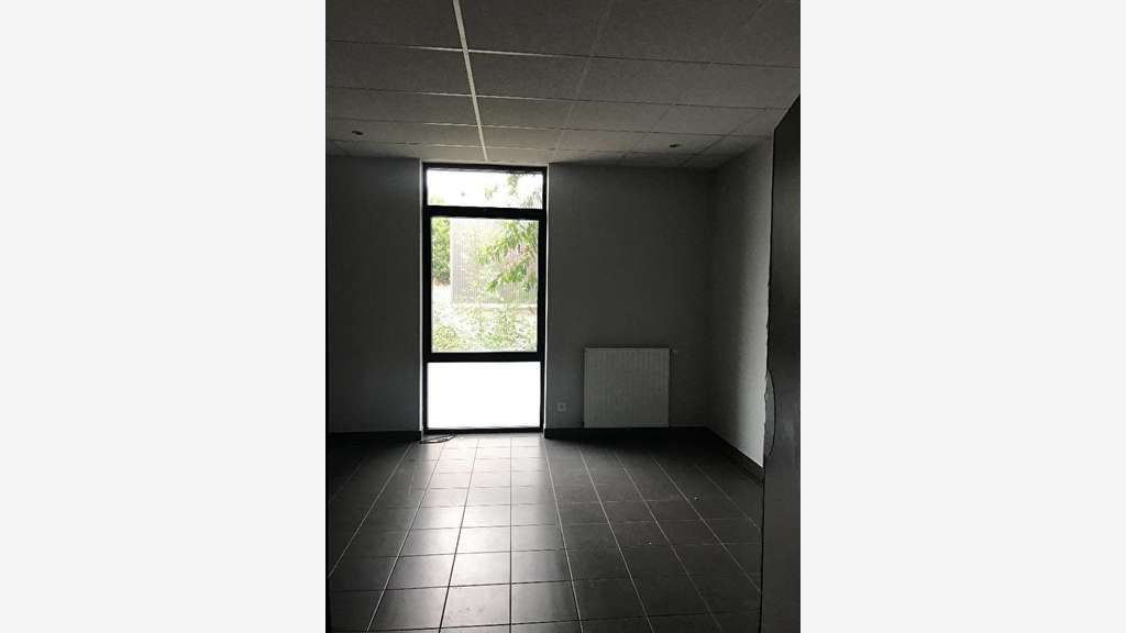 Vente bâtiment 1162m² en excellent état à Connerré