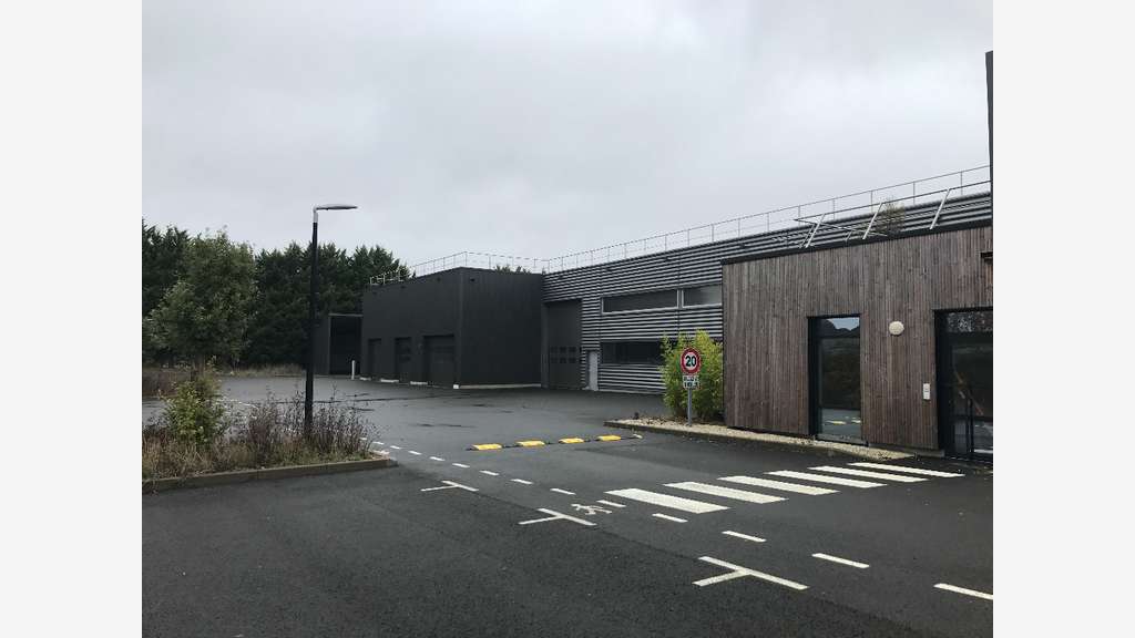 Vente bâtiment 1162m² en excellent état à Connerré
