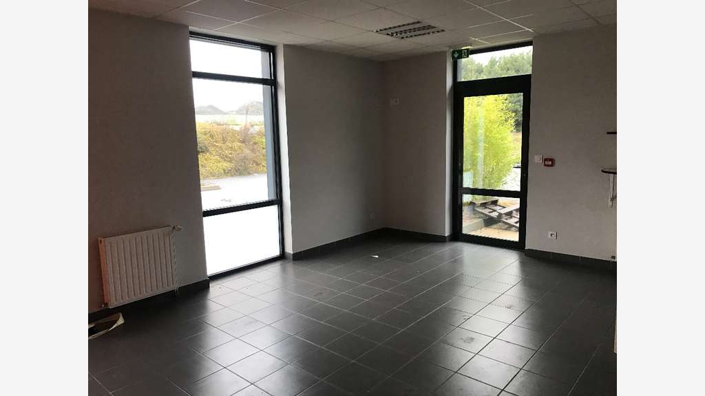 Vente bâtiment 1162m² en excellent état à Connerré