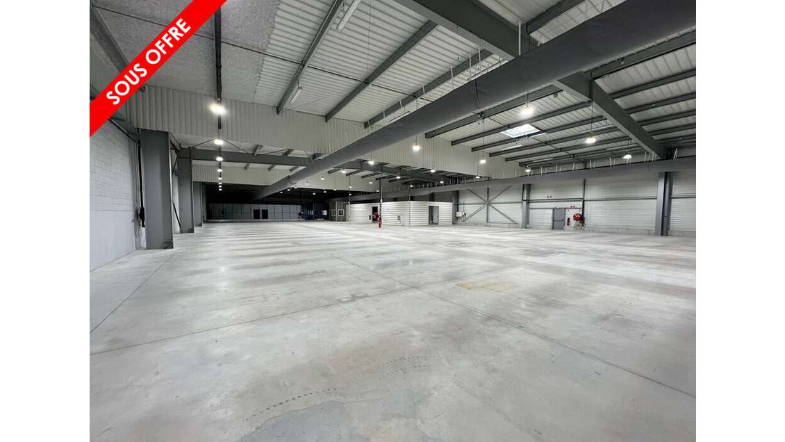 Vente locaux logistique 2600m² à Soyaux D1000 