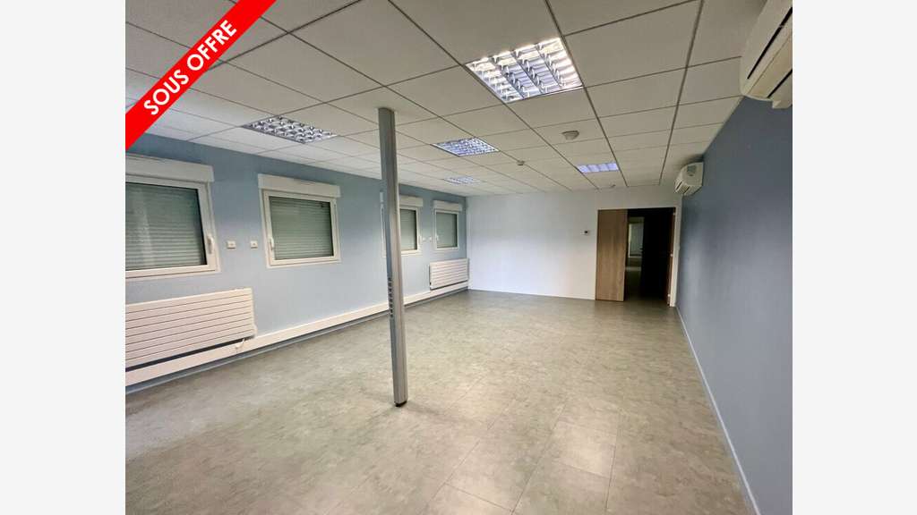 Vente locaux logistique 2600m² à Soyaux D1000