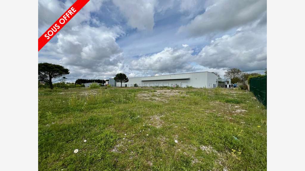 Vente locaux logistique 2600m² à Soyaux D1000