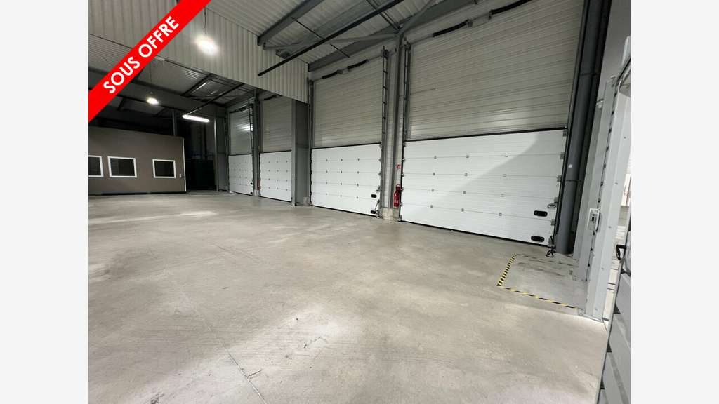 Vente locaux logistique 2600m² à Soyaux D1000