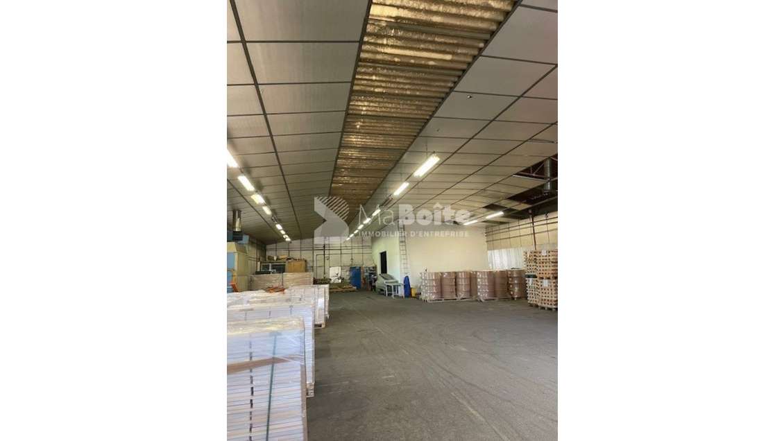 Vente bâtiment 630m² sur 2400m² au Coteau