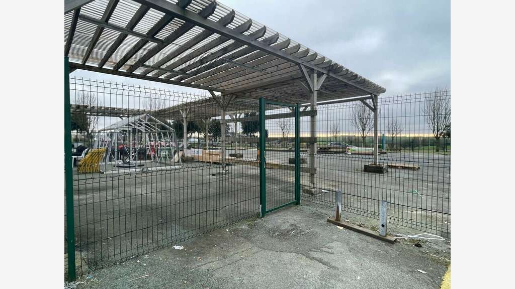 Bâtiment commercial 3800m² à vendre à Échiré
