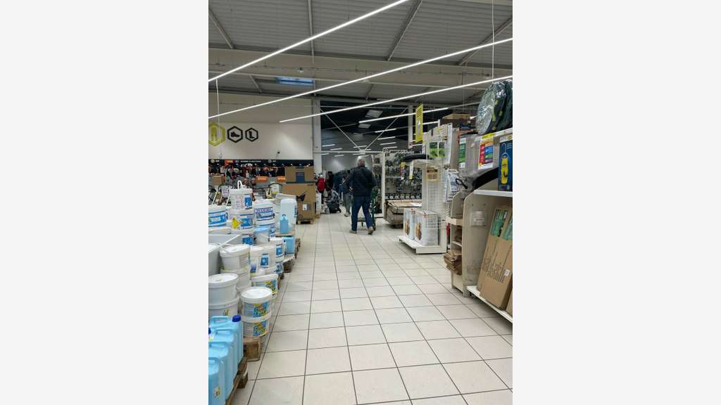 Bâtiment commercial 3800m² à vendre à Échiré