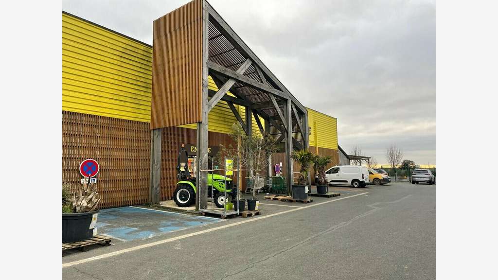Bâtiment commercial 3800m² à vendre à Échiré
