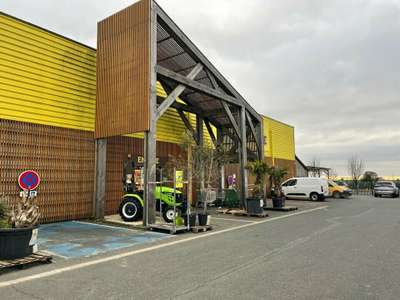 Bâtiment commercial 3800m² à vendre à Échiré