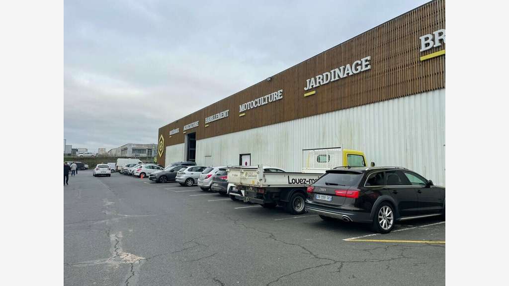 Bâtiment commercial 3800m² à vendre à Échiré