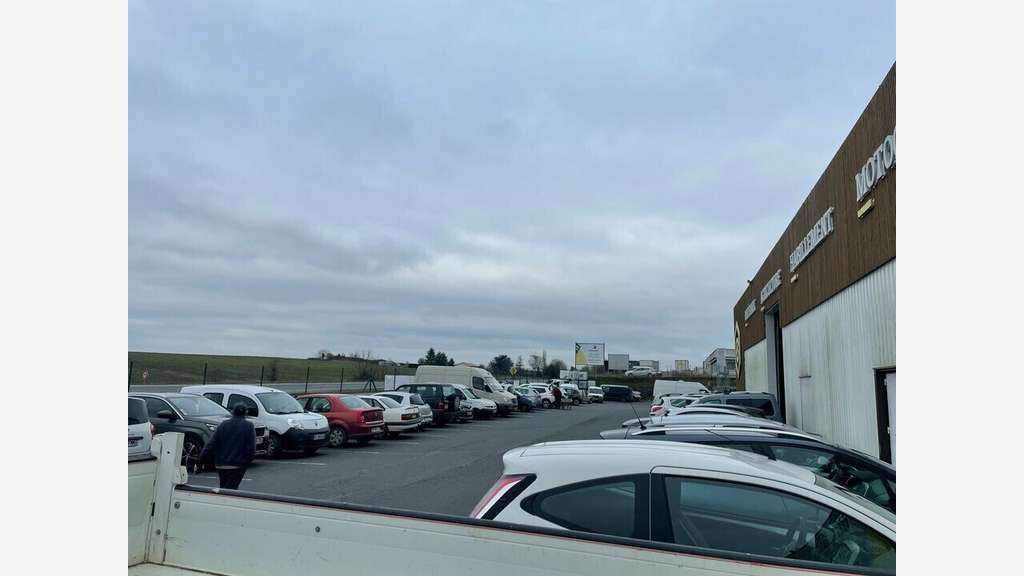 Bâtiment commercial 3800m² à vendre à Échiré