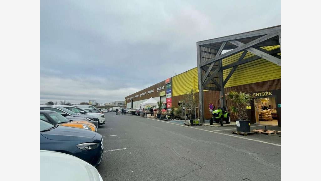 Bâtiment commercial 3800m² à vendre à Échiré