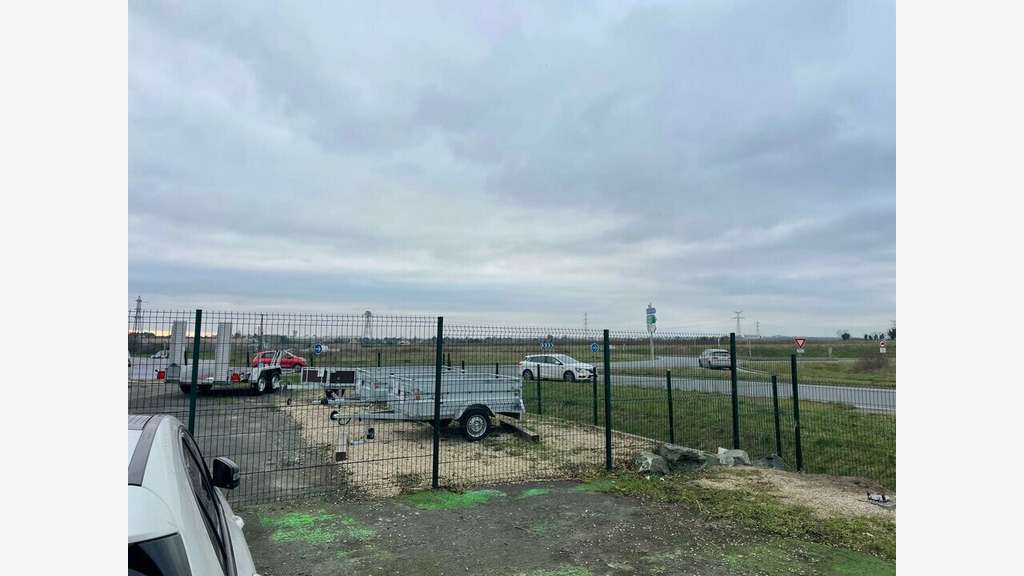 Bâtiment commercial 3800m² à vendre à Échiré