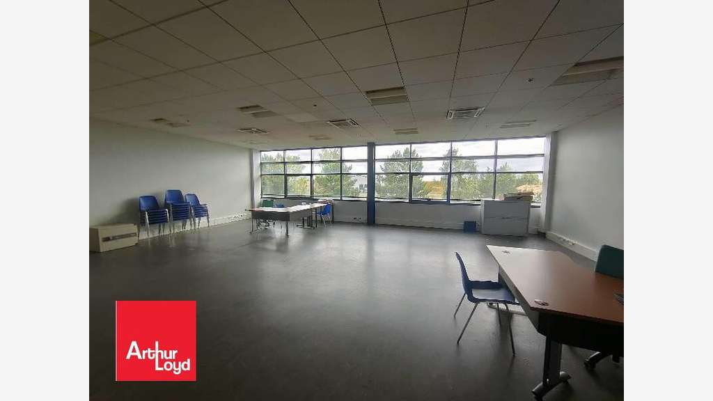 Vend bâtiments de 9790m² za Tremblay-les-Villages
