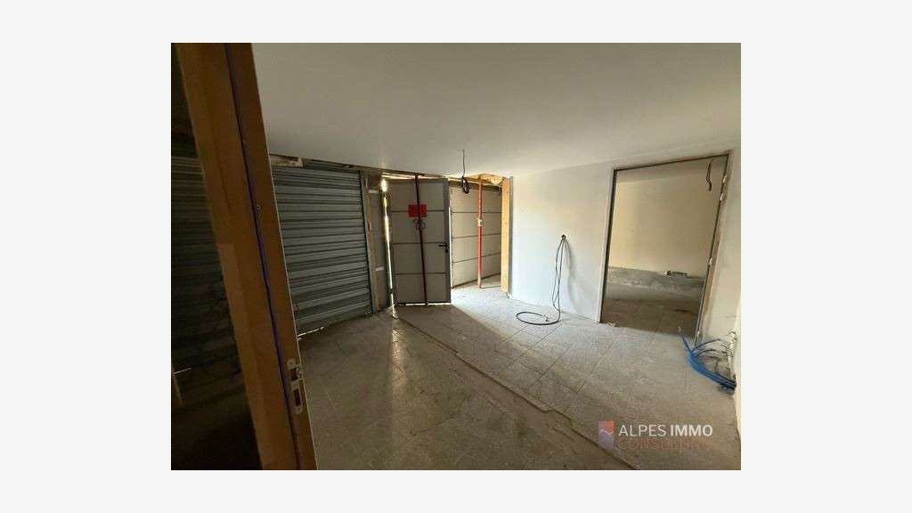 Murs commerciaux 935m² à Annecy