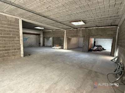 Murs commerciaux 935m² à Annecy
