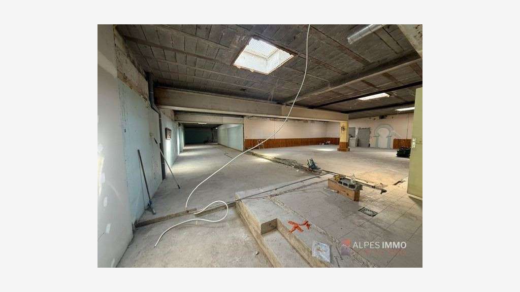 Murs commerciaux 935m² à Annecy