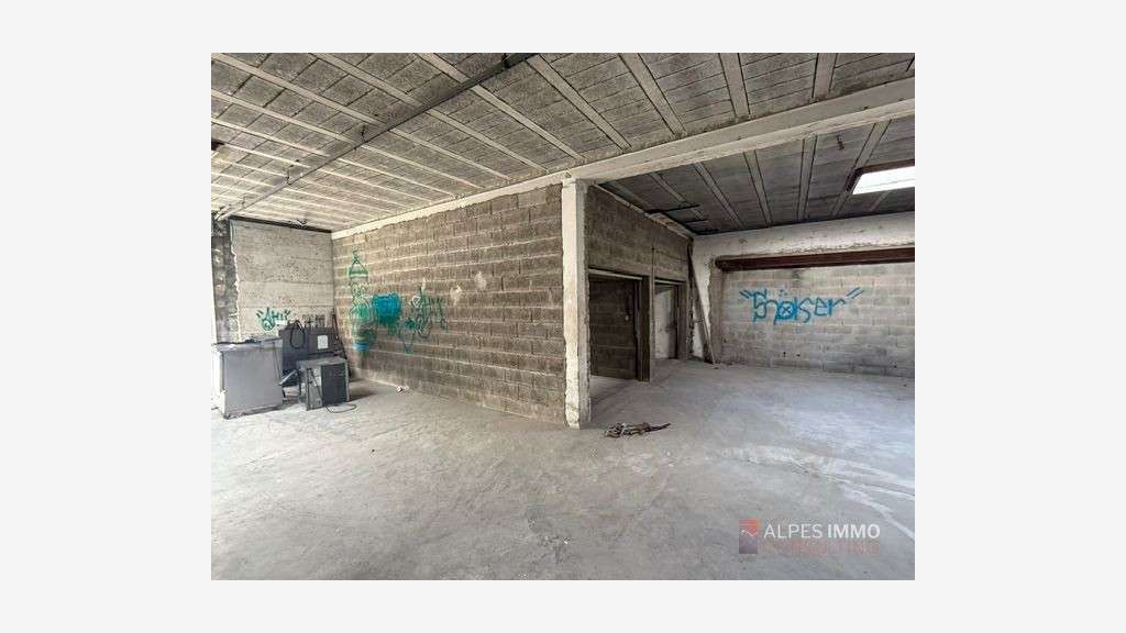 Murs commerciaux 935m² à Annecy