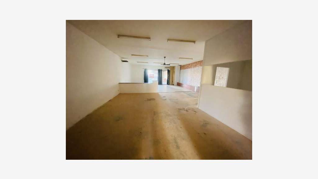 Vente murs 160m² bonne visibilité à Palme