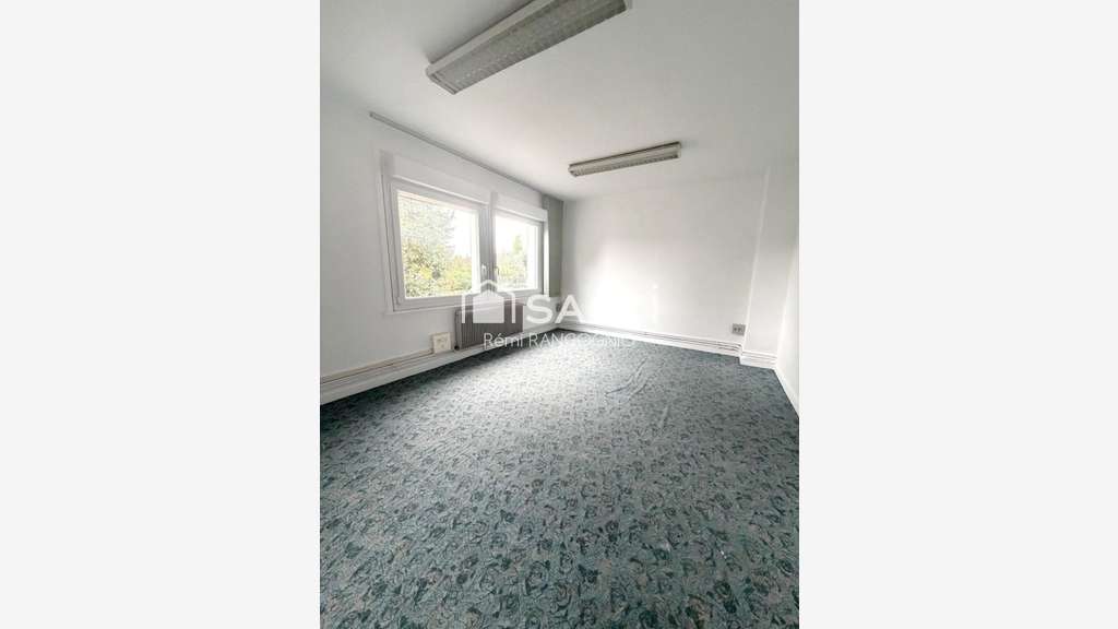 Local commercial modulable de 200 M2 à Arques 