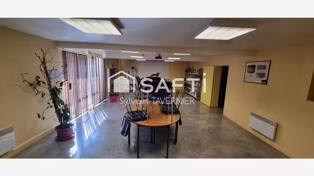 Bureau de 174 m² + entrepôt de 241 m²