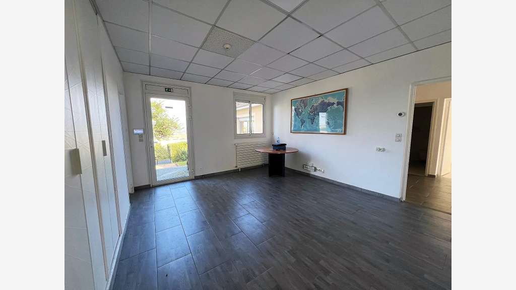 Vente bureaux de 198m² de plain pied à Bouafle