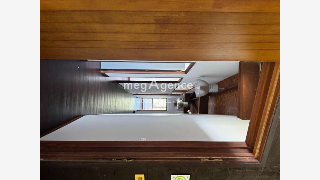 Immeuble a usage commercial et professionnel