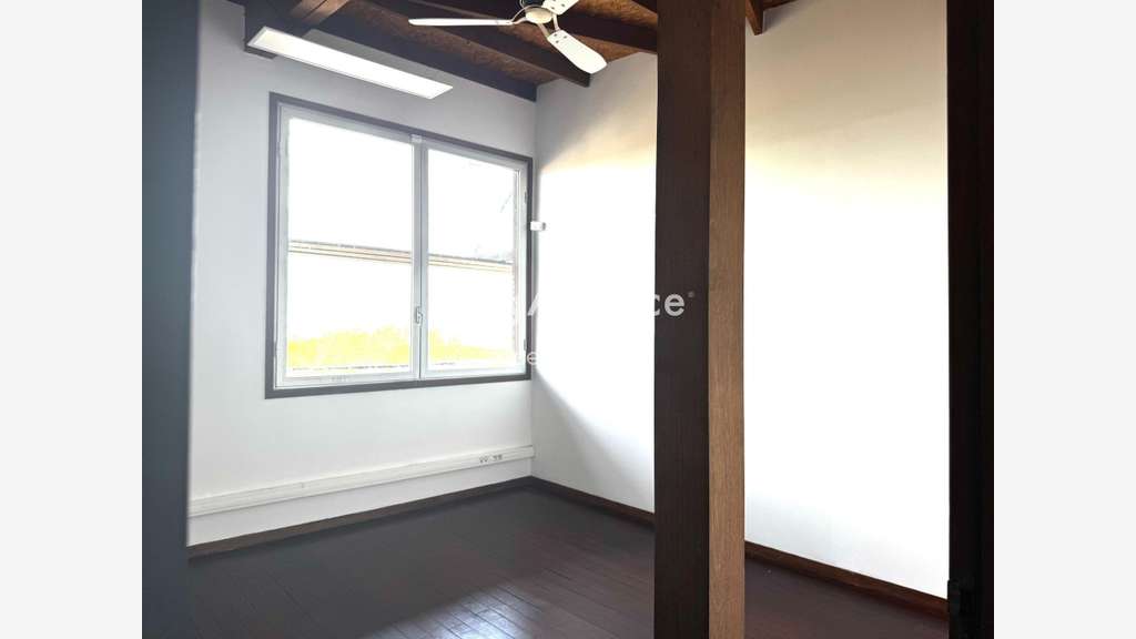 Immeuble a usage commercial et professionnel