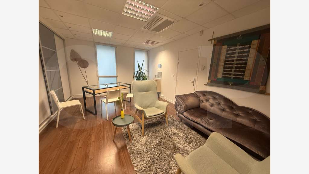 Vente bureau aménagé cloisonné 85m² à la Conterie
