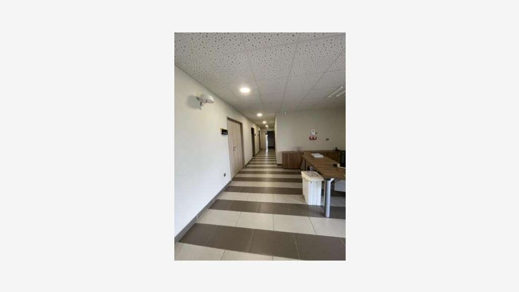 Vente très beaux bureaux neufs 673m² à Fleuré
