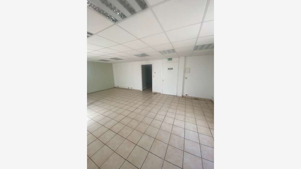Bureaux + caves + box 240 m2, Fort de France, en