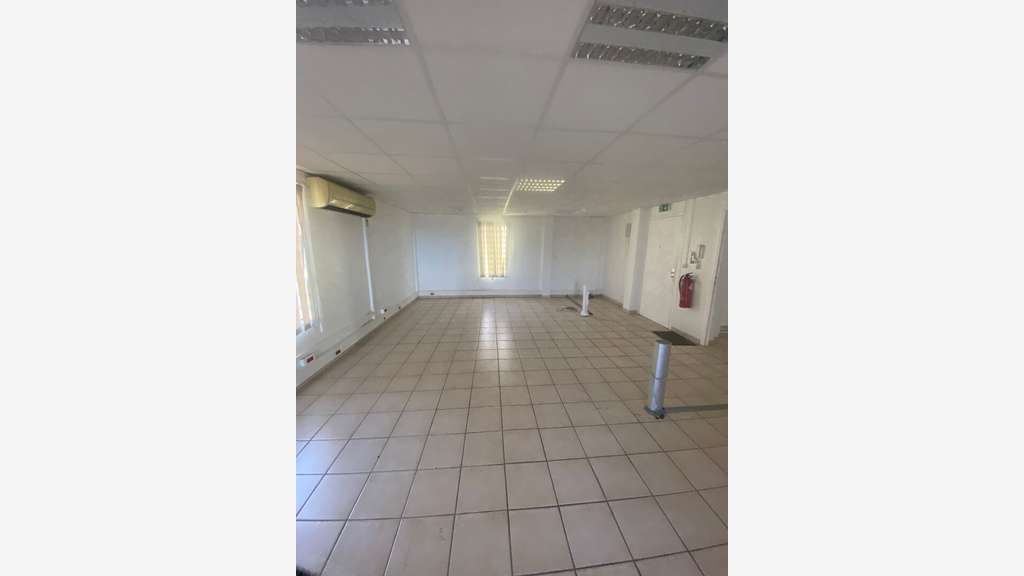 Bureaux + caves + box 240 m2, Fort de France, en