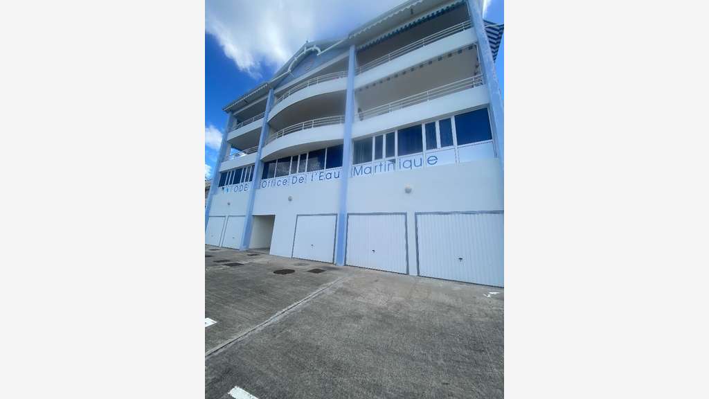 Bureaux + caves + box 240 m2, Fort de France, en