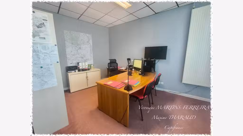 BUREAUX AVEC GARAGE, COUR ET POTENTIEL DE