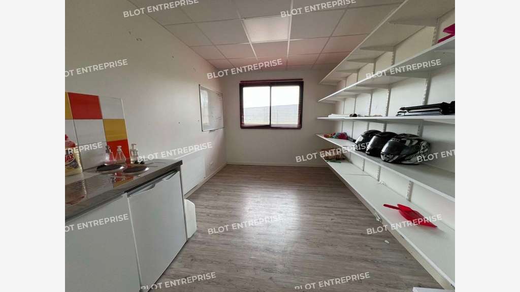 À VENDRE - LOCAUX PROFESSIONNELS 90 M² - PLÉLAN LE