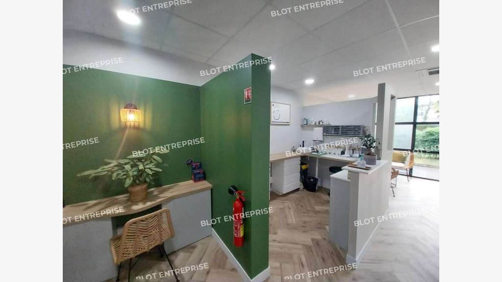 À VENDRE / À LOUER - LOCAL COMMERCIAL - PLOEREN - 