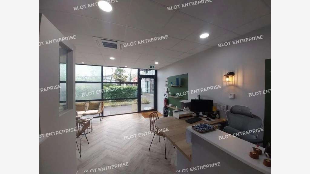 À VENDRE / À LOUER - LOCAL COMMERCIAL - PLOEREN - 