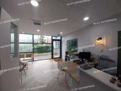 À VENDRE / À LOUER - LOCAL COMMERCIAL - PLOEREN - 
