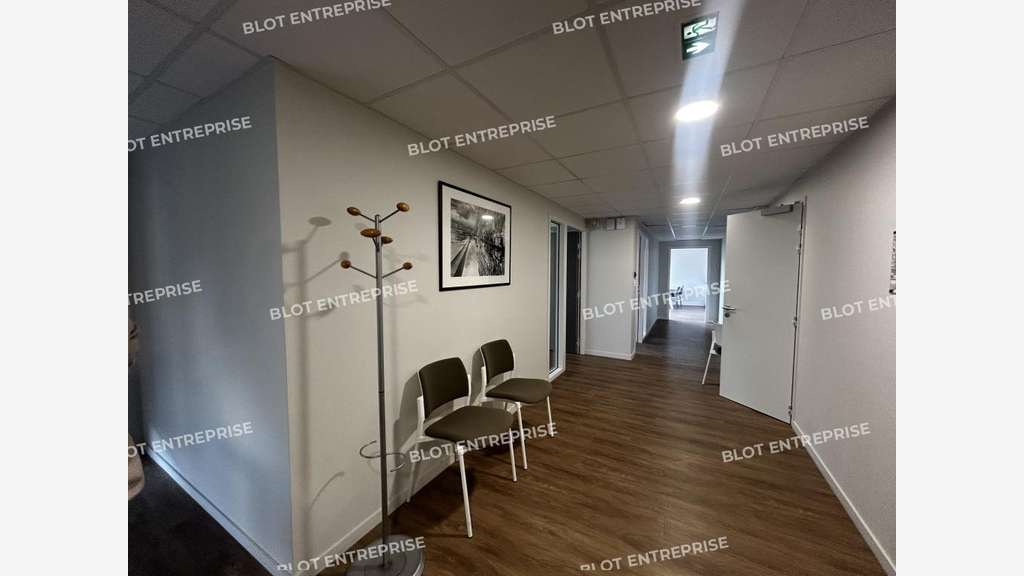 À VENDRE - BUREAUX - 232 M² - REZE