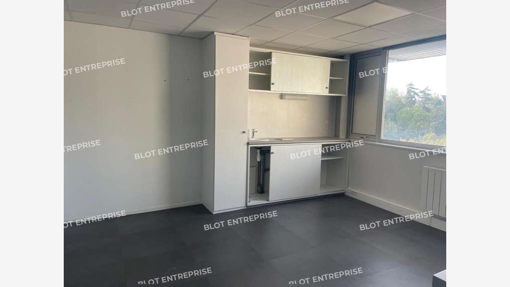 A VENDRE - PLATEAU DE BUREAUX 357 m² ST BRIEUC