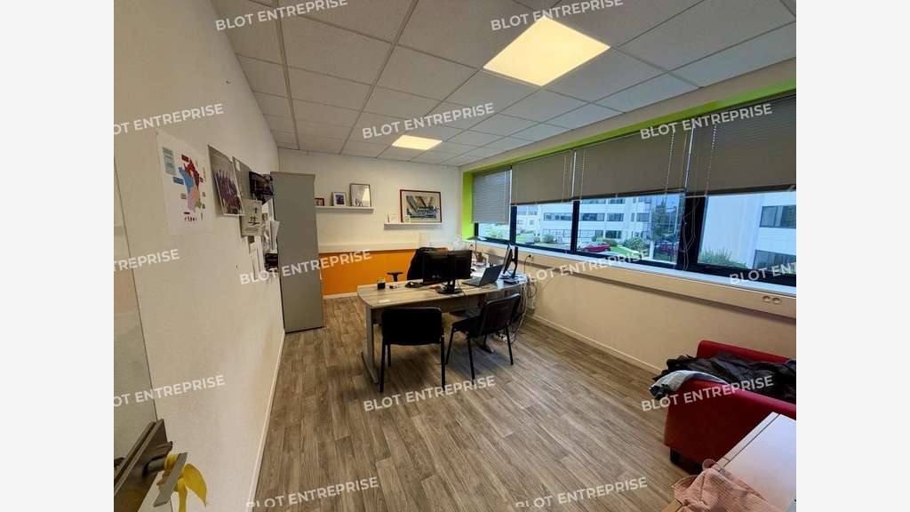 A VENDRE - BUREAUX 117 m² - ST GREGOIRE