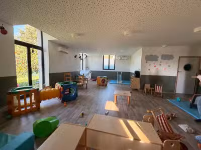 Local 162m² avec jardin privatif à Sérézin