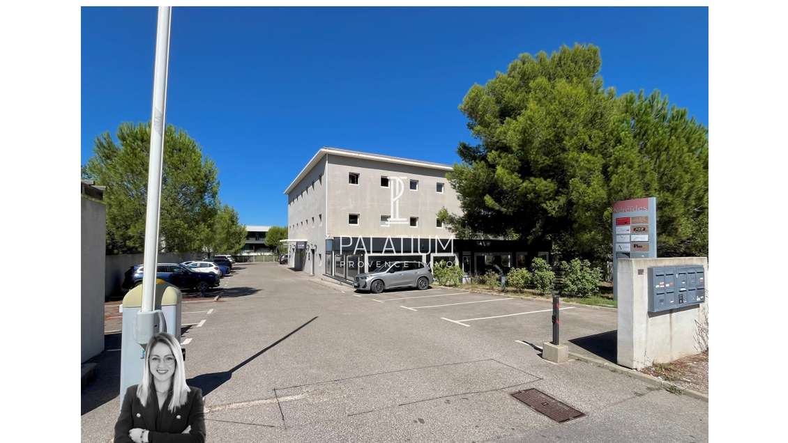 Vente local d'angle 290m² avec parking sur Aix
