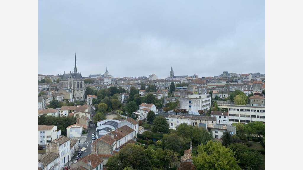 Vente bureaux 2567m² divisibles à Angoulême centre