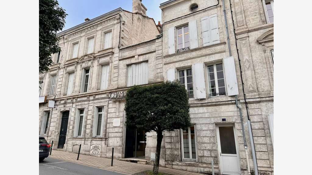 Ensemble tertiaire à vendre axe majeur Angoulême