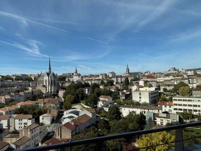 Immeuble de bureaux moderne à Angoulême