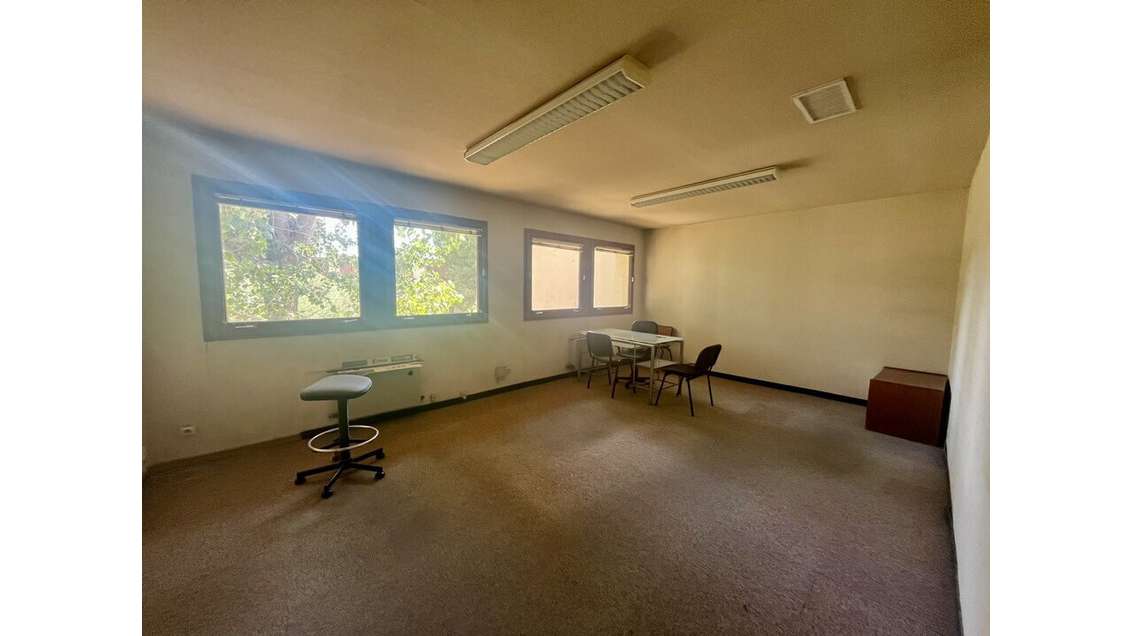 Plateforme de bureaux 200m² à vendre à Arles N113