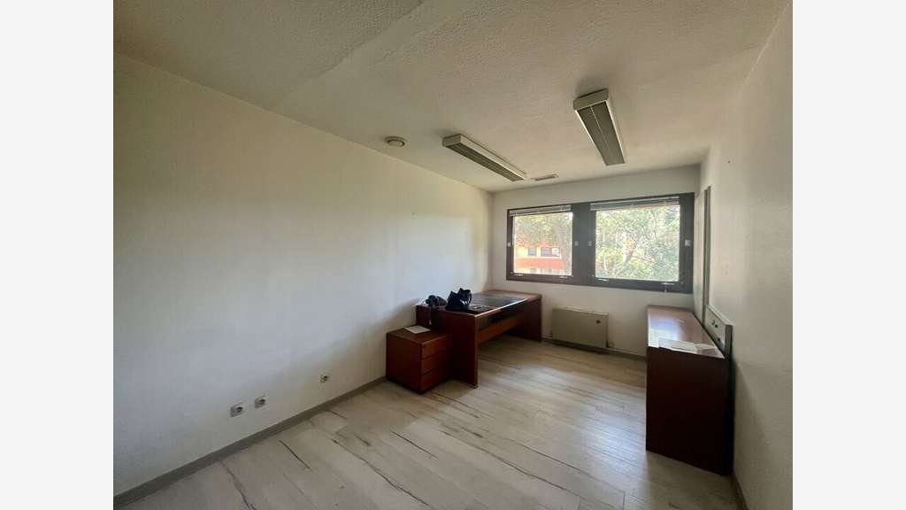 Plateforme de bureaux 200m² à vendre à Arles N113
