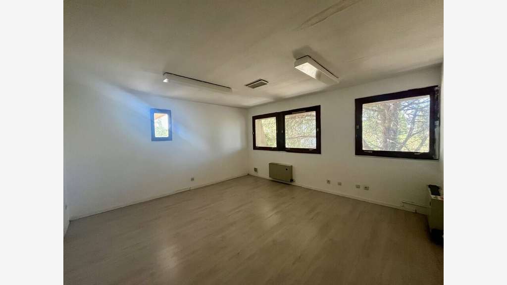 Bureaux de 200m² à vendre à Arles